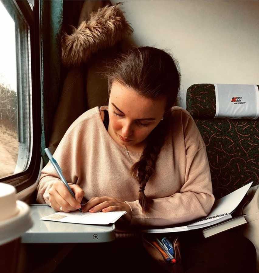 Każde miejsce jest dobre na wypisywanie kartek, fot. Justyna Szczypuła