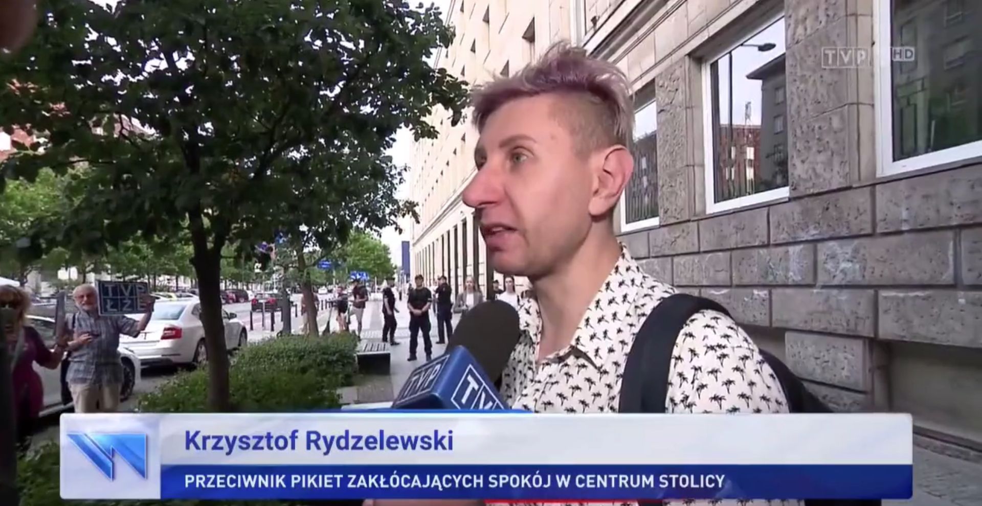 "Przypadkowy przechodzień" z TVP jest aktorem. "Realizowałem zlecenie"