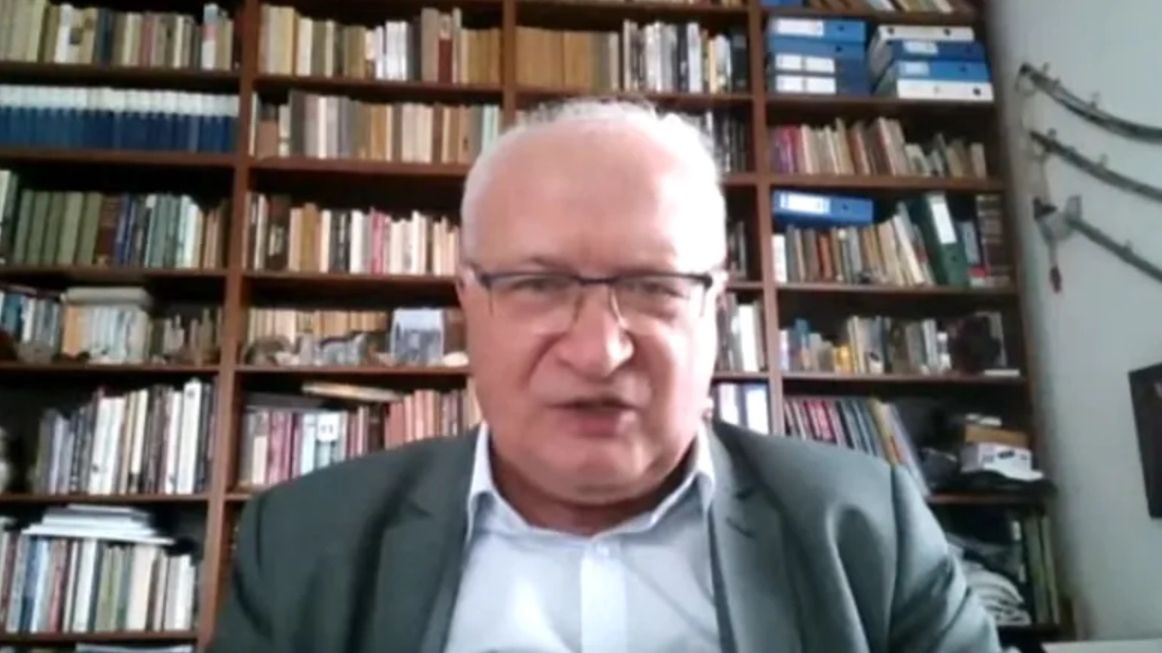 Prof. Krzysztof Simon specjalista w dziedzinie chorób zakaźnych, twierdzi, że nie amantadyna wywołuje szybkie mutacje