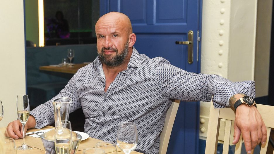 Tomasz Oświeciński ma 48 lat i jeszcze długo nie będzie dziadkim
