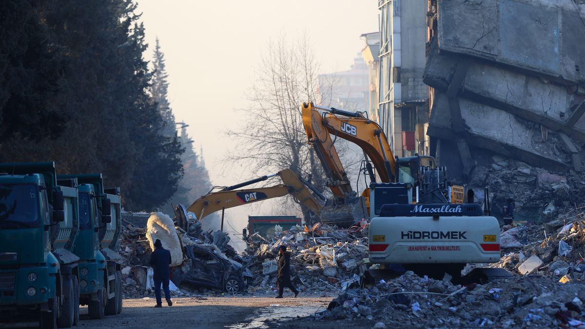 Rescue operations continue in Kahramanmaras after powerful earthquake
epa10466027 Escavators work among the rubble of collapsed buildings in the aftermath of a powerful earthquake in Kahramanmaras, Turkey, 14 February 2023. More than 35,000 people died and thousands more were injured after two major earthquakes struck southern Turkey and northern Syria on 06 February. Authorities fear the death toll will keep climbing as rescuers look for survivors across the region.  EPA/TOLGA BOZOGLU 
Dostawca: PAP/EPA.
TOLGA BOZOGLU