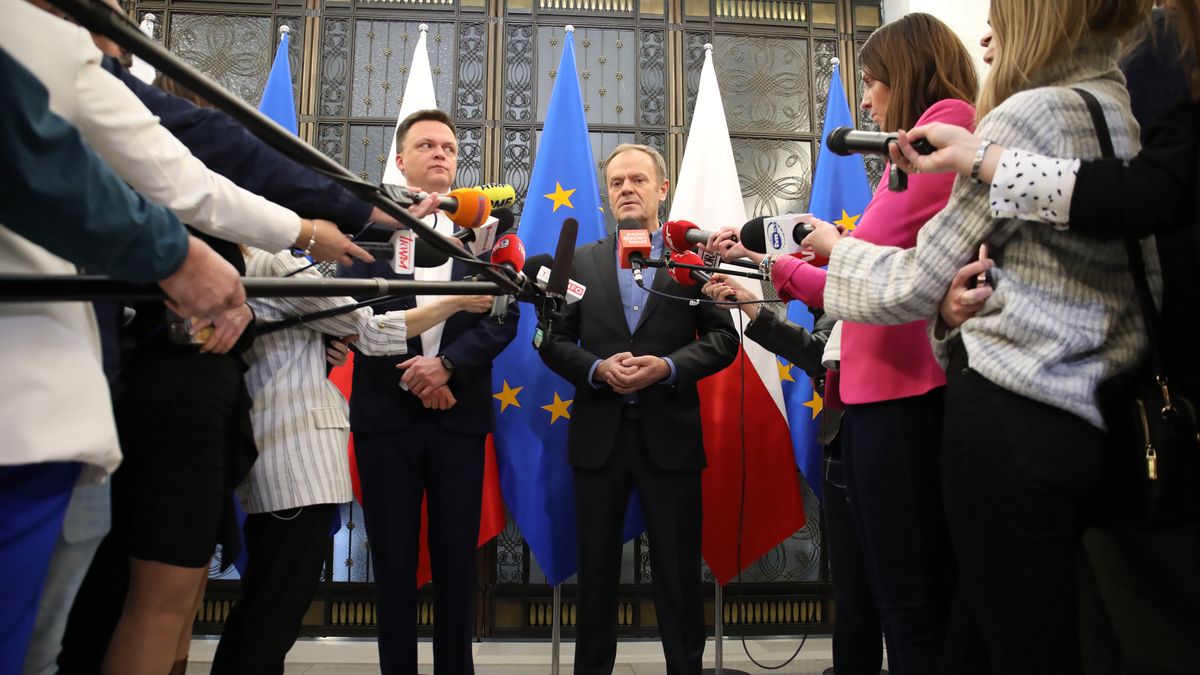 Warszawa, 01.12.2023. Przewodniczący PO Donald Tusk (P) i marszałek Sejmu Szymon Hołownia (L) podczas wspólnej konferencji prasowej, po spotkaniu w Sejmie w Warszawie, 1 bm. (mr) PAP/Albert Zawada