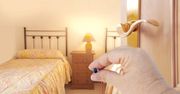 Podejrzewasz ukrytą kamerę w hotelu lub Airbnb? Sprawdź to w kilka minut