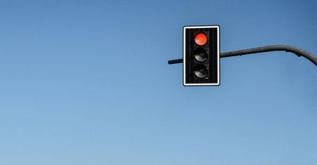 Tesle same zatrzymają się na czerwonym świetle