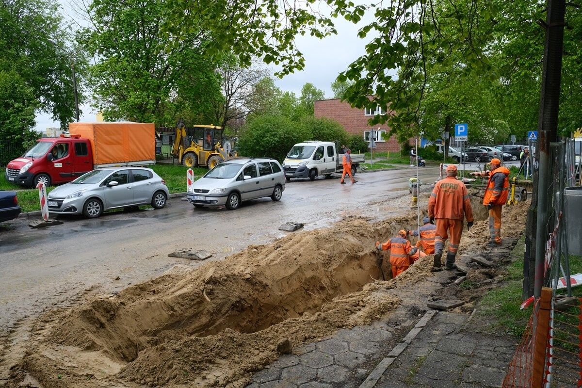 Rozkopana ul. Wallenroda - robotnicy
