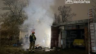 Warszawa: Nocny pożar garażu na Białołęce. Obok stał zabytkowy Citroen