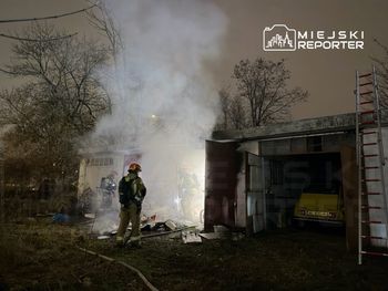 Warszawa: Nocny pożar garażu na Białołęce. Obok stał zabytkowy Citroen