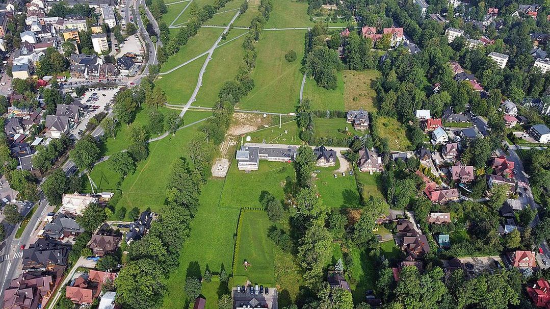 Zakopane z lotu ptaka - zdjęcie ilustracyjne. Wielu Polaków planuje spędzić urlop w Tatrach. Odbija się to jednak na sytuacji na drogach.