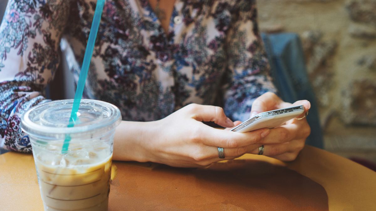 Kobieta wysyła wiadomość sms.