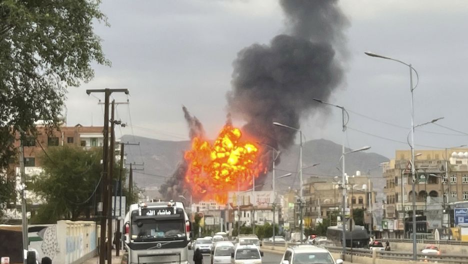 Skutki izraelskich nalot�w na stolic? Jemenu
Flames and smoke rise following Israeli airstrikes in Sanaa, Yemen, Wednesday, Sept. 10, 2025. (AP Photo)