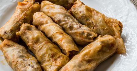Zapomnij o żmudnym rolowaniu. To tureckie danie z kapusty to hit na rodzinny obiad