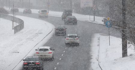 Warszawa. Sypnęło śniegiem, zakorkowane ulice i opóźnione autobusy. Na drogach posypywarki