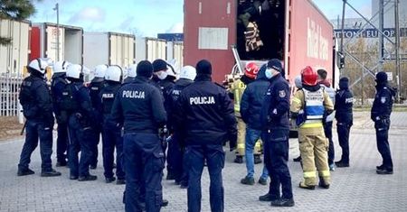 Koło Radzymina Turek usłyszał hałas z naczepy. Błyskawiczna akcja służb