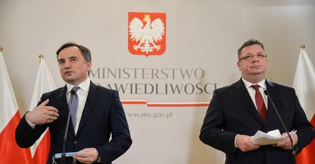 Będzie zakaz adopcji dzieci przez pary homoseksualne? Jest zapowiedź MS