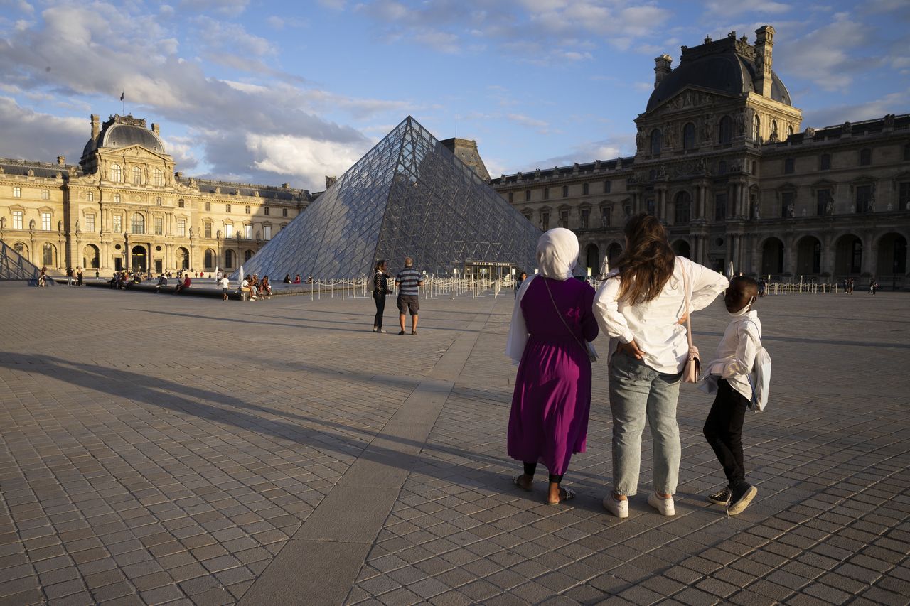 Wielka kradzież w Luwrze. Zniknęły klejnoty z kolekcji Napoleona