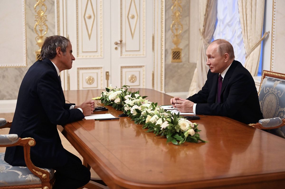 Prezydent Rosji - Władimir Putin i dyrektor generalny Międzynarodowej Agencji Energii Atomowej (MAEA) - Rafael Mariano Grossi 