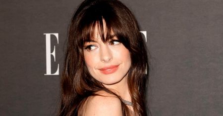 Wygląda obłędnie. Anne Hathaway paraduje w "nagiej" sukience