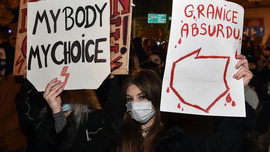 Po decyzji TK z 2020 r. przez Polskę przeszły protesty przeciwko zaostrzeniu prawa aborcyjnego