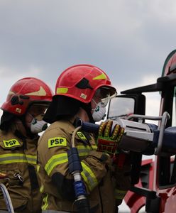 Mazowieckie. Pożar domu. Podejrzany o podpalenie zabarykadował się w sąsiednim budynku