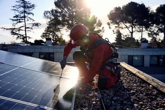 Efektywna energetyka odnawialna w skali mikro, czyli jak odpowiedzialnie zarządzać przydomową fotowoltaiką