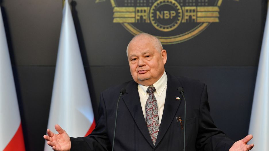 Warszawa, 06.05.2022. Prezes NBP Adam Glapiński podczas konferencji prasowej w siedzibie Narodowego Banku Polskiego w Warszawie, 6 bm. W czwartek Rada Polityki Pieniężnej podniosła wszystkie stopy procentowe o 0,75 pkt proc. Stopa referencyjna, główna stopa NBP, wzrosła z 4,5 proc. do 5,25 proc. (amb) PAP/Radek Pietruszka