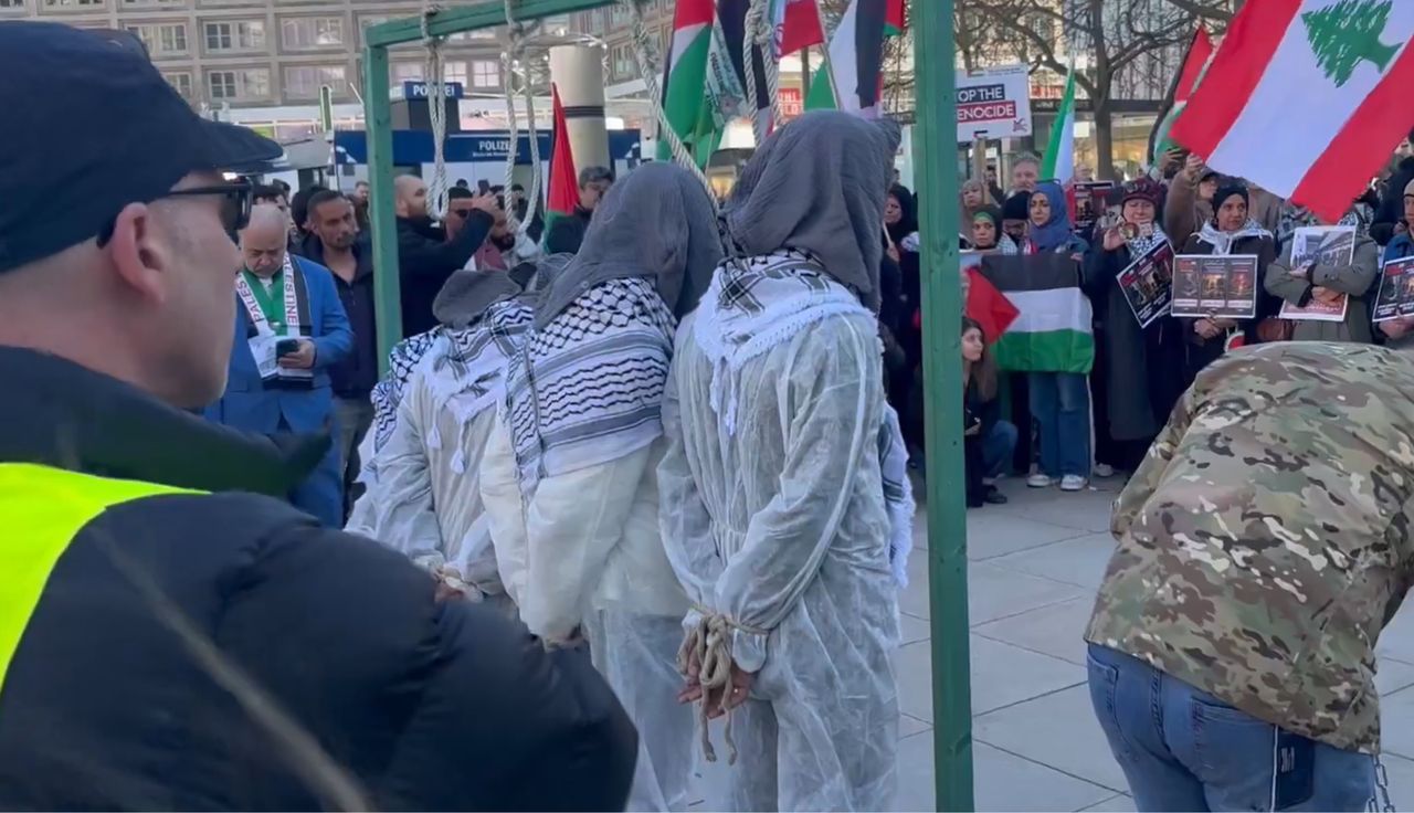 Szokujące sceny w Berlinie. Ludzie stali i nagrywali