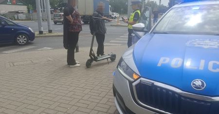Niektórzy jechali po chodniku, inni po alkoholu. Policjanci kontrolowali osoby poruszające się na rowerach, hulajnogach i motocyklach