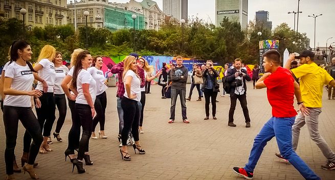 Taneczny flashmob w centrum Warszawy w kampanii pralki Hotpoint od Whirlpool (wideo)