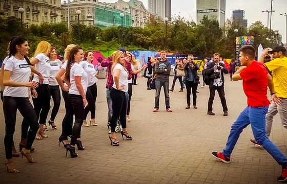 Taneczny flashmob w centrum Warszawy w kampanii pralki Hotpoint od Whirlpool (wideo)
