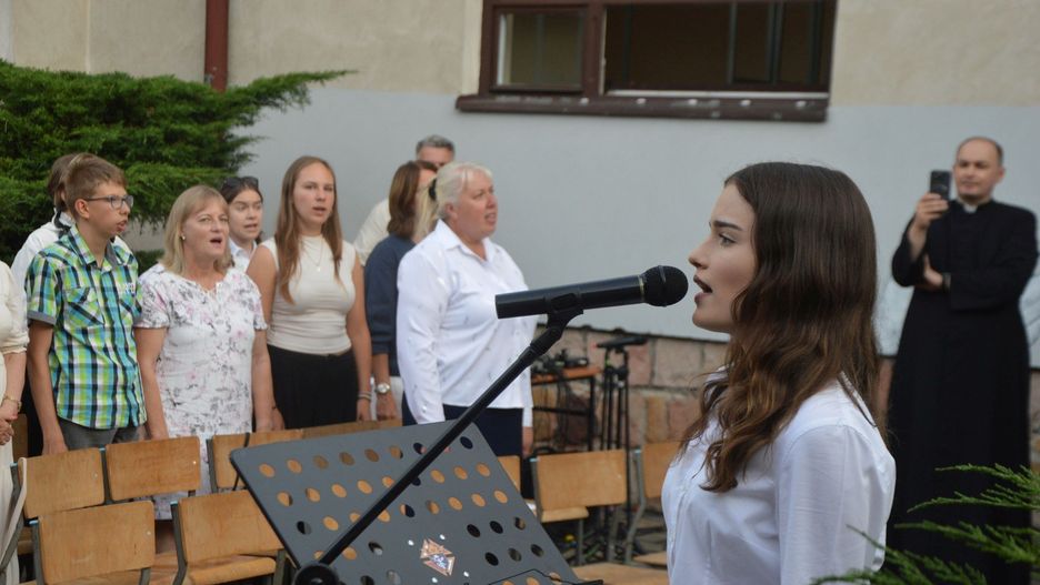 Podczas Patriotycznego Śpiewania w Ośrodku Kultury Chrześcijańskiej w Suchedniowie jako pierwsza wystąpiła Alicja Młodawska.