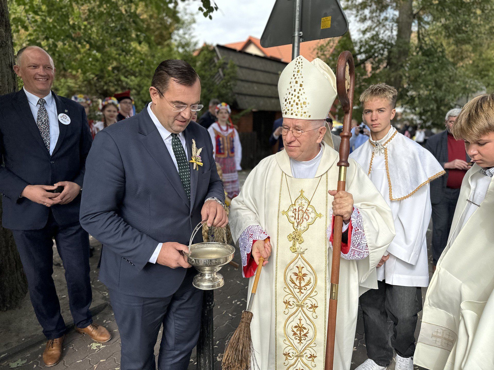 Dożynki Polskie w Spale 2025. Piękne święto plonów i polskiej wsi, a na nim goście z 16 województw i tłumy z całego regionu