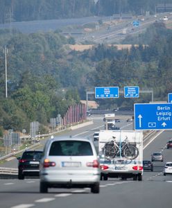 Szalony pasażer na gapę. Uczepił się maski samochodu