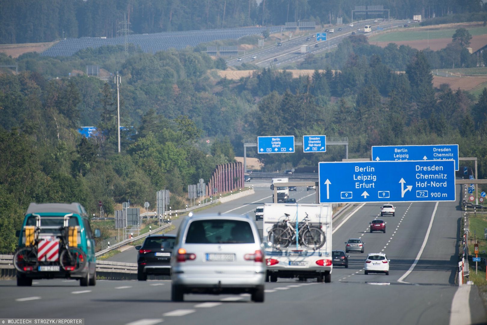 Szalony pasażer na gapę. Uczepił się maski samochodu