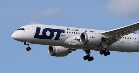 Samolot LOT-u zderzył się z ptakami. Odwołano rejs do Warszawy