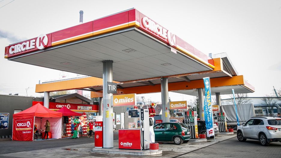 Najwyższe ceny paliw w tym tygodniu odnotowano w woj. opolskim – benzyna 95 kosztuje tam 6,04 zł/l, w świętokrzyskim i warmińsko-mazurskim – gdzie diesel osiąga poziom 6,20 zł/l, oraz w woj. zachodniopomorskim, gdzie litr autogazu wyceniany jest średnio na 2,86 zł.