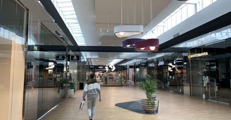 Otwarcie galerii handlowych. Wrocław. Płyn do dezynfekcji na wejściu, pracownicy w maskach i przyłbicach. Niektóre sklepy zamknięte