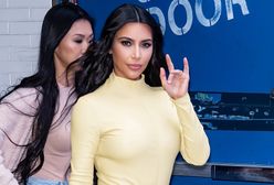 Kim Kardashian pręży się w bikini. Matka 4 dzieci lubi pokazywać krągłości
