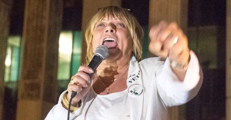 Dorota Stalińska modli się podczas wyklinania posłów PiS i porównuje ich do... hitlerowców! (WIDEO)