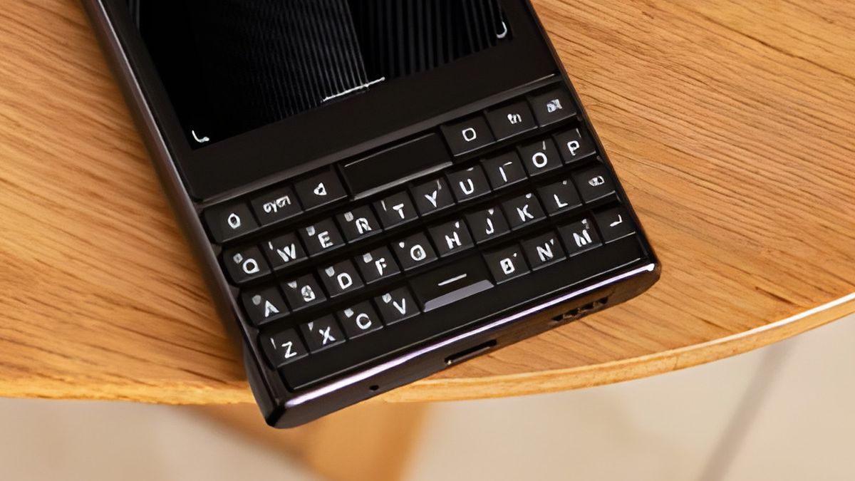 Chcą wypełnić niszę po BlackBerry. Ten smartfon ma fizyczną klawiaturę QWERTY 1
