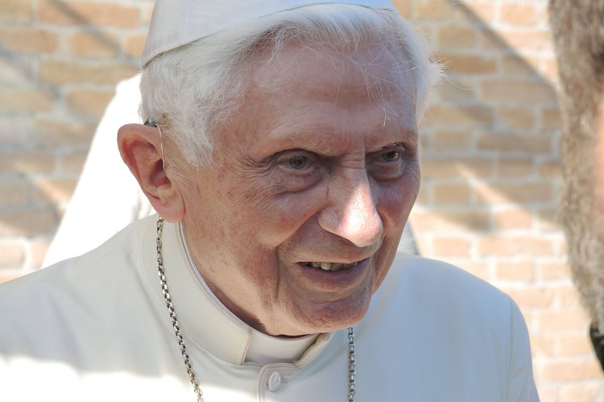 "Ekstremalnie słaby" Benedykt XVI. Watykan komentuje doniesienia o stanie zdrowia