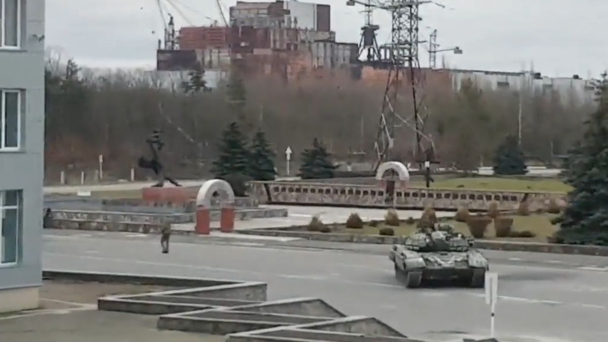 Rosyjskie wojsko na terenie elektrowni w Czarnobylu