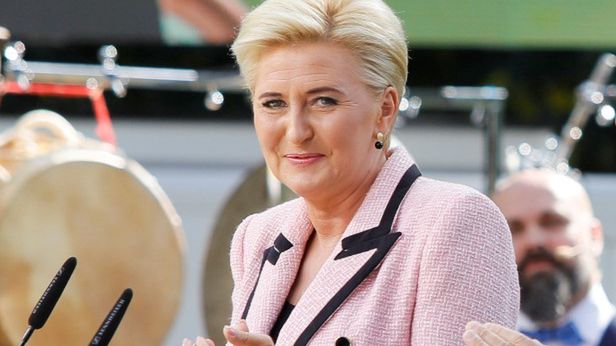 Agata Kornhauser-Duda nosi kolorystycznie dopasowane maseczki 