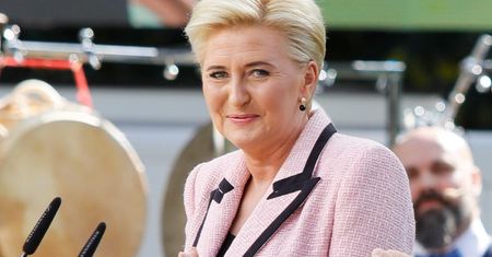 Styl Agaty Kornhauser-Dudy. Kolor maseczki dopasowuje do stroju
