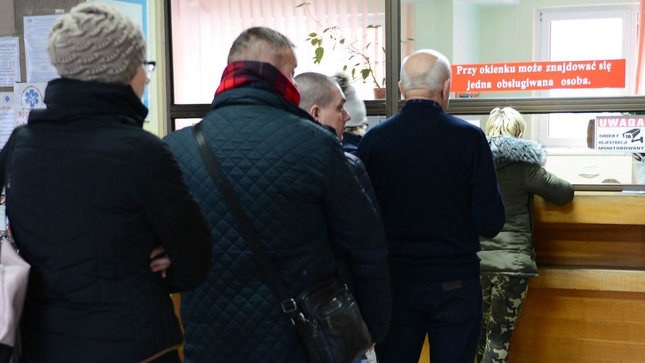 Kolejki w szpitalach
Fot. Adam Staskiewicz/East News. Belchatow Szpital Wojewodzki im.Jana Pawla II, 11.01.2019. Okres przeziebien i grypy w pelni. N/z kolejka pacjentow do rejestracji.
Adam Staskiewicz