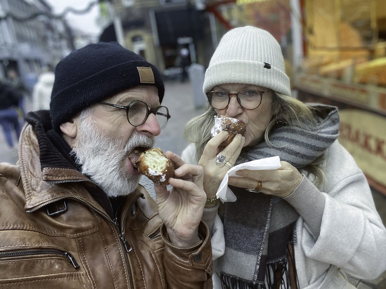 Ekspert mówi, czym popijać pączki. Tak ograniczysz wchłanianie tłuszczu