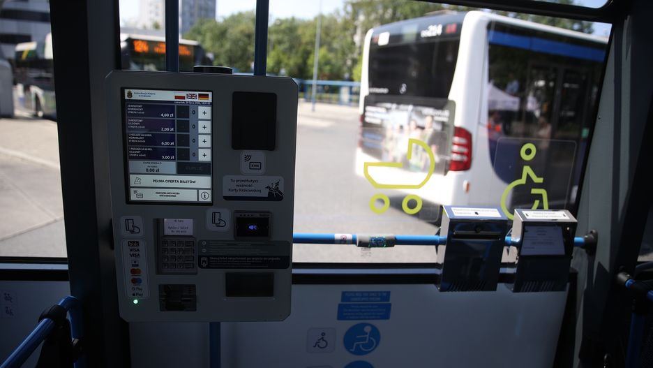 autobus
Krak�w, 28.07.2022. Prezentacja autobusu marki Ikarus zasilanego energi� elektryczn�, testowanego przez MPK, 28 bm. na p�tli Osiedle Podwawelskie w Krakowie. (mr) PAP/�ukasz G�gulski
�ukasz G�gulski
autobus, autobus elektryczny, automat, biletomat, ikarus, Prezentacja, sprzeda� bilet�w, wn�trze, komunikacja, miejska, miejski, transport