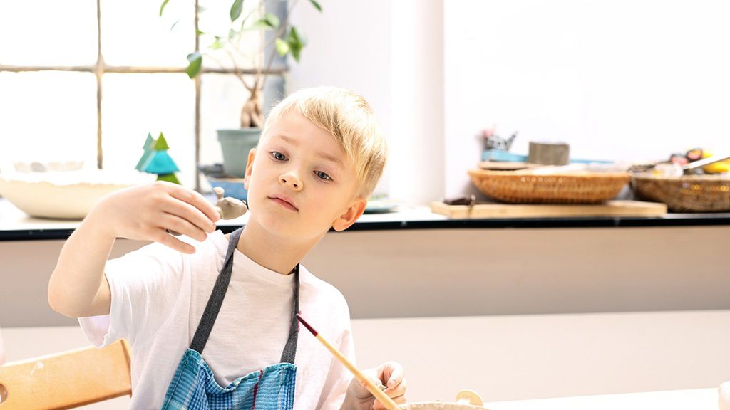 Zabawa z wykorzystaniem masy porcelanowej to świetny sposób na pobudzenie kreatywności i wyobraźni