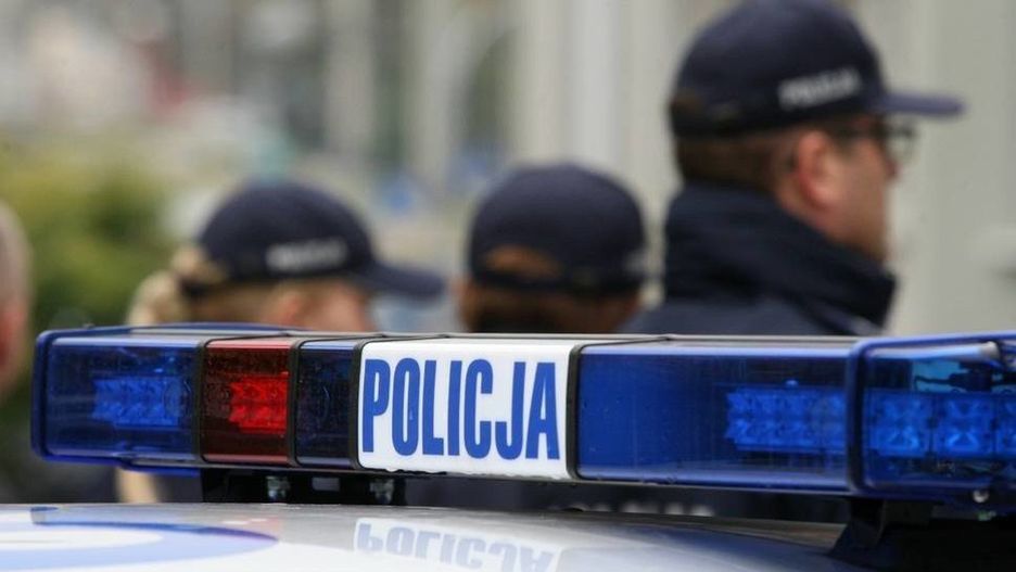 Policjanci eskortowali auto z rannym mężczyzną