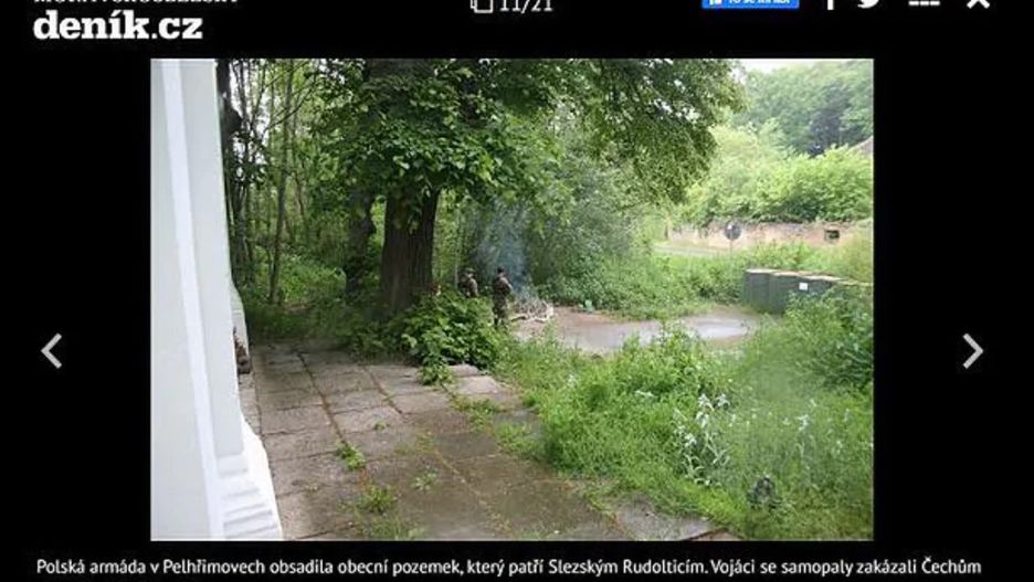 Polski żołnierz pilnujący kapliczki w Czechach - zdjęcie czeskiego portalu Denik