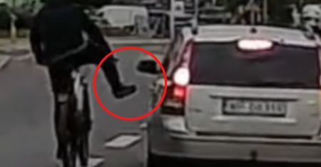 Rowerzysta nagle zawinął. Sceny w Warszawie. Wszystko się nagrało